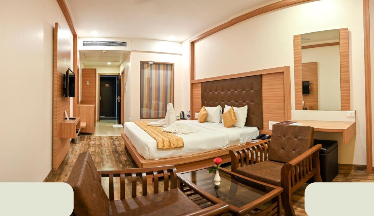 Hotel Laxmi Empire Гоа Экстерьер фото